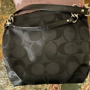 Selling this mint condition coach bag  ..